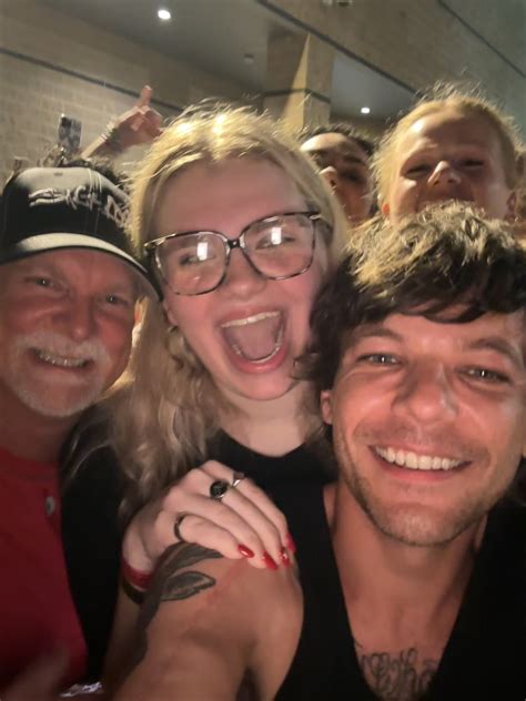 Hl Daily On Twitter Louis With Some Fans In Woodlands Laneylee