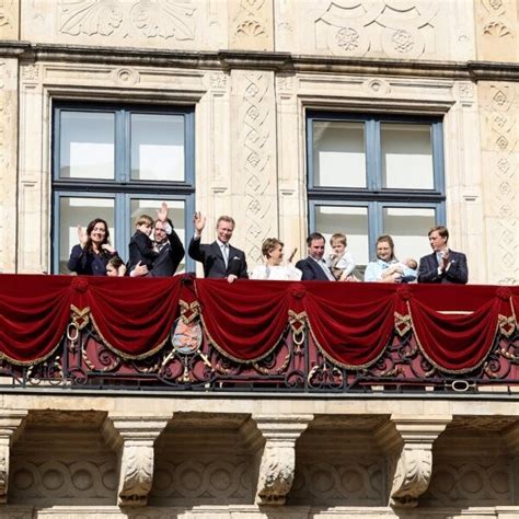 La Familia Gran Ducal de Luxemburgo en el primer saludo desde el balcón