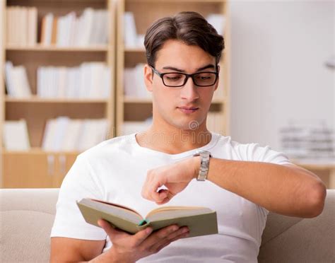 Livre De Lecture D Homme Assis Sur Le Sofa Divan Photo Stock Image Du