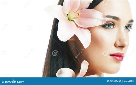 Jovencita Atractiva Cierra Con Las Manos En La Cara Aislada Flor Lily Brunette Spa Maquillaje