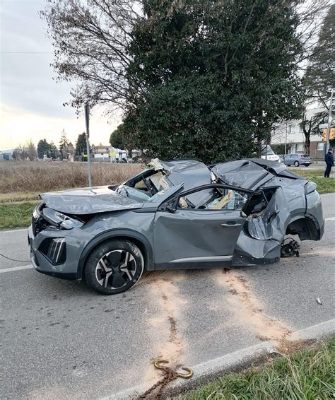 Scontro tra auto all’incrocio, due feriti gravi