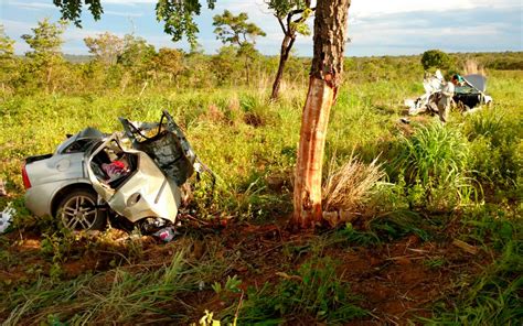 Carro Quatro Da Mesma Fam Lia Bate Em Rvore E Parte Ao Meio Banda B