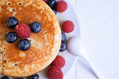 Plato De Tortitas Americanas Con Sirope De Arce Ar Ndanos Y Frambuesas