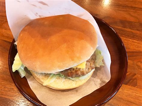 【実食レポ】月見バーガー界に殴り込みをかけた『コメダ珈琲店』のでっかい「フルムーンバーガー」を食べてみた ページ 2 食楽web