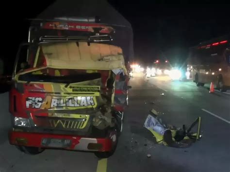 Dua Truk Terlibat Kecelakaan Di Tol Solo Ngawi Sopir Dan Kernet