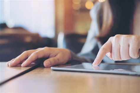 Premium Photo Business Woman Using Tablet