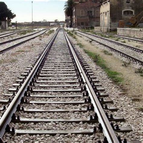 Bimba Di Anni Passeggiava Lungo Binari Della Ferrovia Salvata Dai