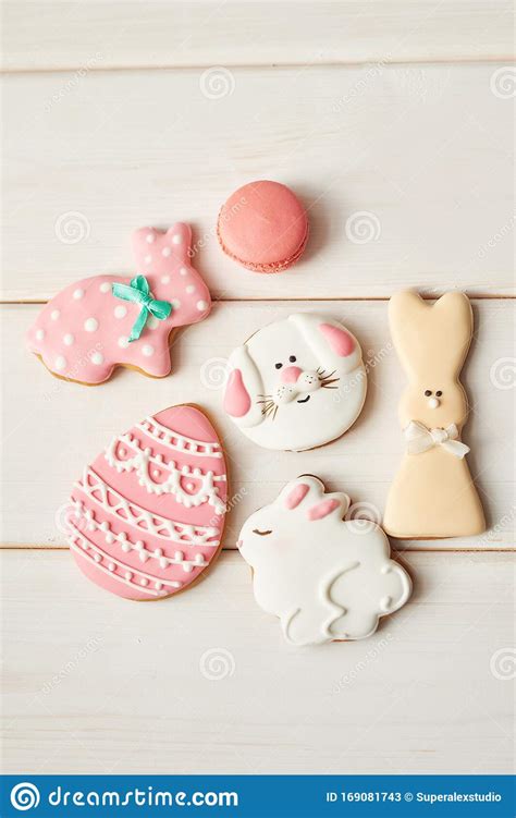 Cierre De Coloridas Galletas De Pascua Sobre Fondo Blanco Plantilla