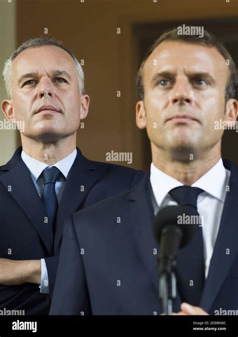 Le Pr Sident Fran Ais Emmanuel Macron R Prononce Un Discours Flanqu