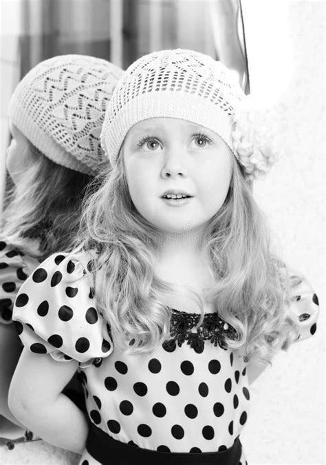 Foto De Meninas Preto E Branco - Foto Preto E Branco Da Menina Foto de Stock - Imagem de russo, sorrir ...