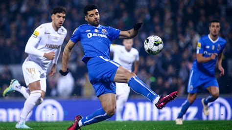 FC Porto vence V Guimarães golo de João Mário e mantém distâncias