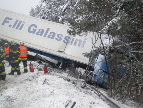 Arnoldstein Lkw über Böschung gestürzt kaernten ORF at