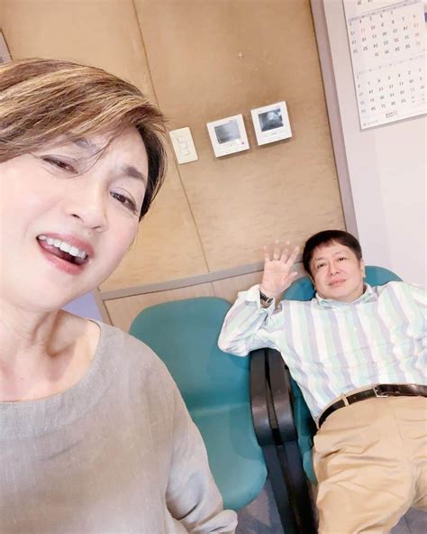 香坂みゆきさんのインスタグラム写真 香坂みゆきinstagram 「生放送中ですよ〜🤣 やる気出していこ ️💪笑 寛ぎ過ぎ！！！！！！ 楽しく放送中〜 でーっす️！ 加藤裕介の横浜