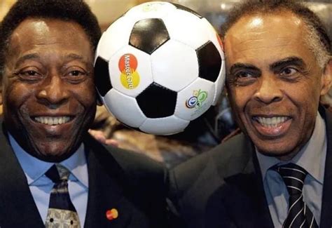 Famosos prestam homenagens e se despedem de Pelé Insubstituível SBT