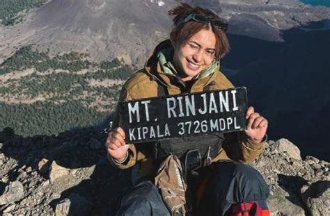 Artis Berhasil Mendaki Gunung Rinjani Ira Wibowo Taklukkan Rinjani