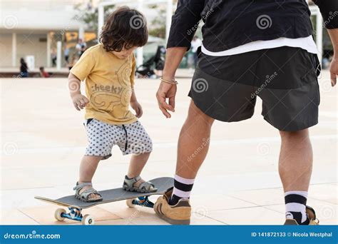 Kind En Leraar Die Leren Te Schaatsen Stock Afbeelding Image Of