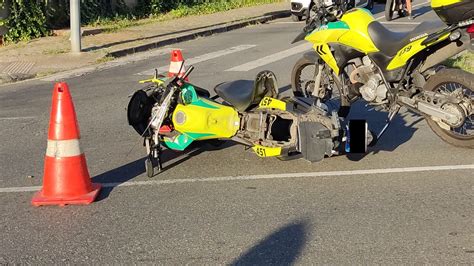 Agente Da Setran E Motociclista Ficam Feridos Ap S Colis Es Simult Neas