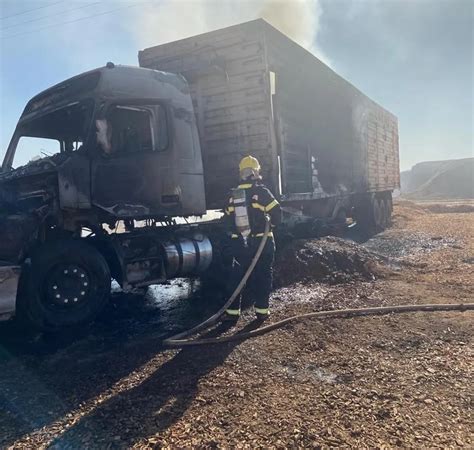 Carreta fica destruída em estacionamento de fazenda após incêndio