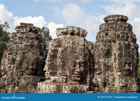 Templo De Bayon En Angkor Thom Imagen De Archivo Imagen De Hombre