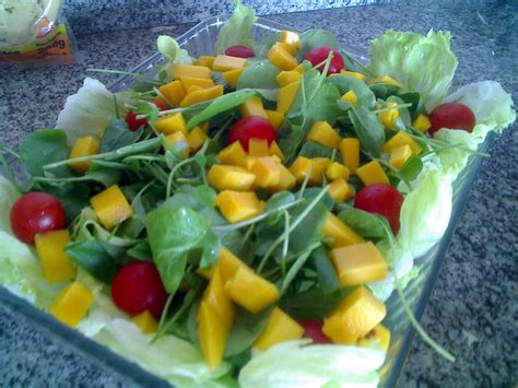 Salada de rúcula manga e tomate cereja