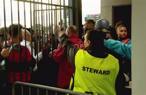 Chaos und Tränengas in Paris Fiasko am Stade de France sorgt für