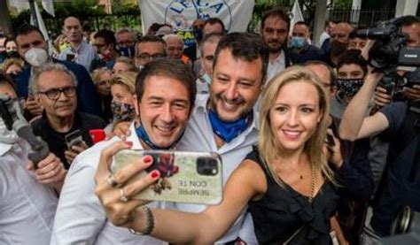 Salvini L Uomo Dei Selfie Senza Mascherina I Migranti Se Ne Fottono