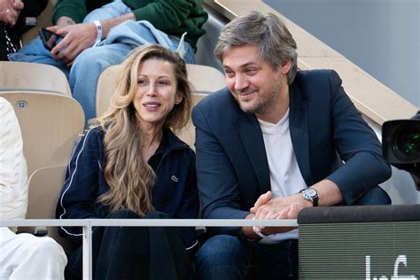 Tristane Banon et son mari Pierre Lefevre souriants à Roland Garros