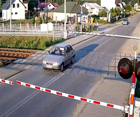 Niebezpieczne Zdarzenie Na Przeje Dzie Kolejowym Kierowca Nie Przej