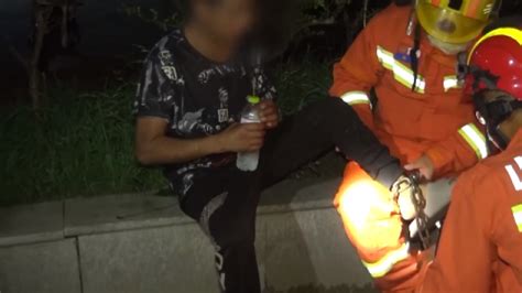 男子醉酒后用铁链锁自己手脚，酒醒尴尬求助路人帮报警所有人澎湃新闻 The Paper