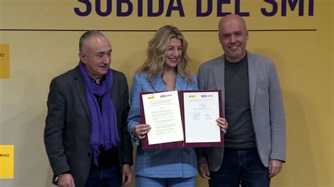 Video Yolanda Díaz firma con los sindicatos la subida del SMI a 1 134