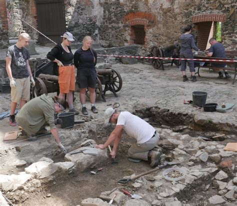 Klub M Odych Archeolog W Przy Muzeum Karkonoskim W Jeleniej G Rze