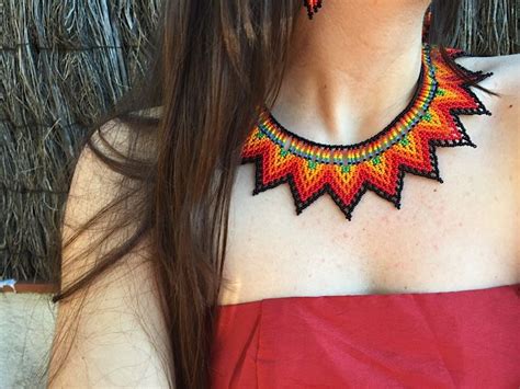 Collar De Piedras Chaquiras Realizado Por La Tribu Embera De Colombia