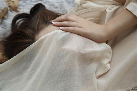 Erotic Babe Elektra Rose Gets Naked In The Woods 7 Photos