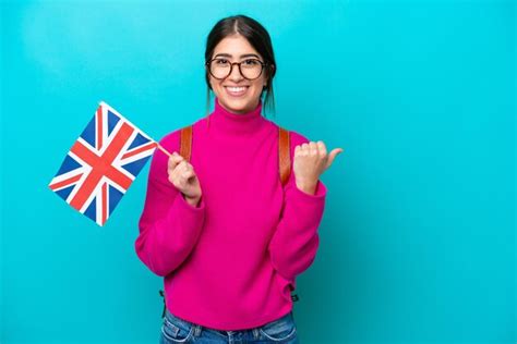 Mulher Jovem Estudante Caucasiana Segurando Bandeira Inglesa Isolada Em