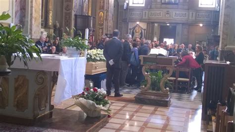 Il funerale dell edicolante che si è tolto la vita per le difficoltà