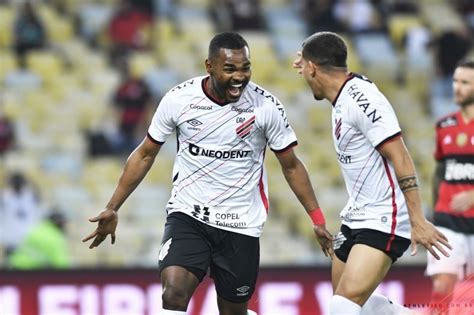 Athletico PR goleia Flamengo no Maracanã e está na final da Copa do Brasil