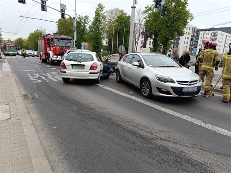 Zderzenie pięciu aut na Drodze Męczenników Majdanka Jeden z kierowców