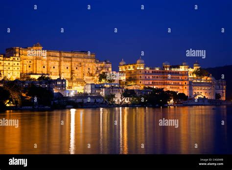 City Palace Pichola Lake Udaipur Rajasthan India Stock Photo Alamy