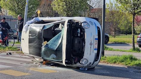 Schianto In Via Noventana Auto Ribaltata E Traffico In Tilt