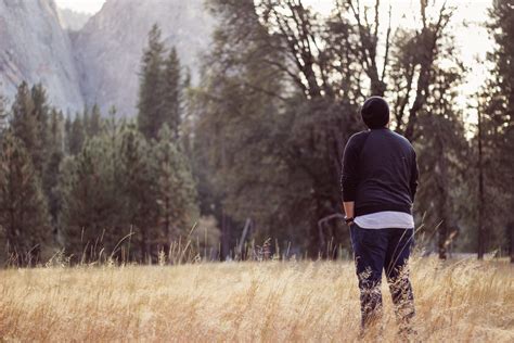 Fotos Gratis Hombre Rbol Para Caminar Persona Campo Pradera