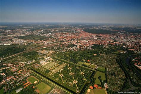 Große Garten und Schloss Herrenhausen Hannover Nacht Luftbild