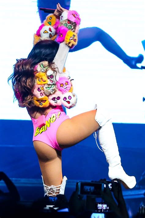 EGO Anitta Aposta Em Fio Dental Durante Show Infantil E Mostra