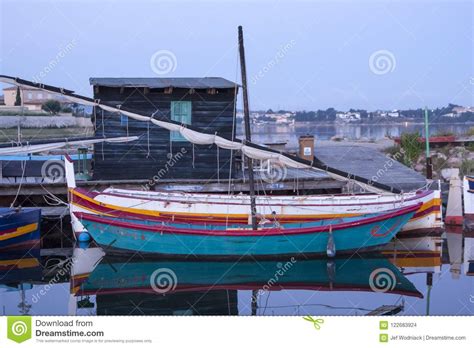 Barco Dos Peixes No Porto De Bouzigues Imagem De Stock Editorial