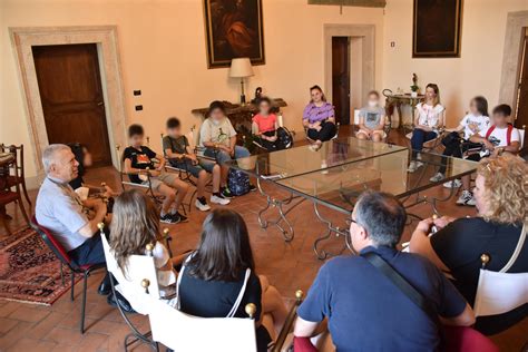 Giovani Incontro Del Vescovo Con Un Gruppo Di Cresimandi Della