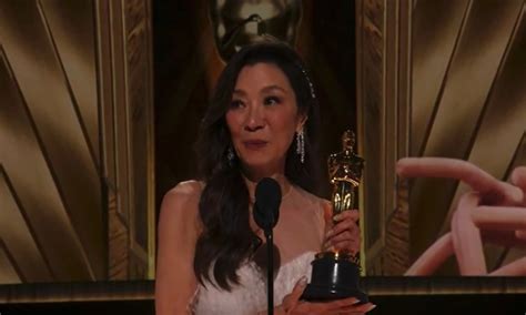 Michelle Yeoh Jadi Wanita Asia Pertama Aktris Terbaik Di Oscar