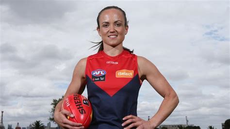 Daisy Pearce pregnant with twins, AFLW star announces pregnancy