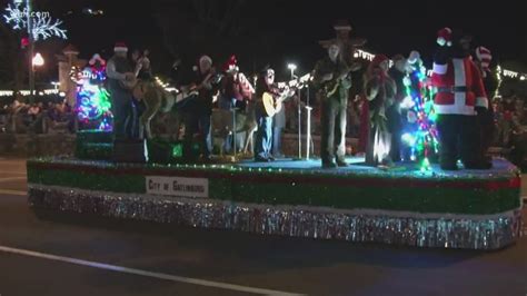 Thousands gather in Gatlinburg for Fantasy of Lights Christmas Parade ...