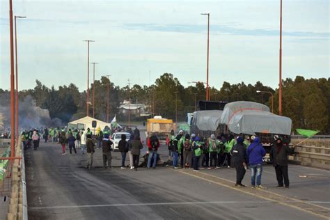 Estatales Rionegrinos Cortan Accesos Provinciales En Reclamo Por