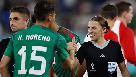 Stéphanie Frappart va devenir la première femme à arbitrer un match de