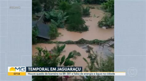 Vídeo Chuva forte causa estragos em Jaguaraçu e queda de barreira na